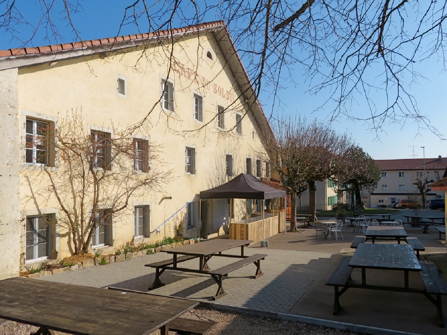 Terrasse et hôtel ouverts